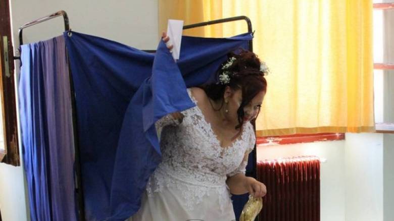 Εκλογές 2019: Από την εκκλησία στην κάλπη με το νυφικό!