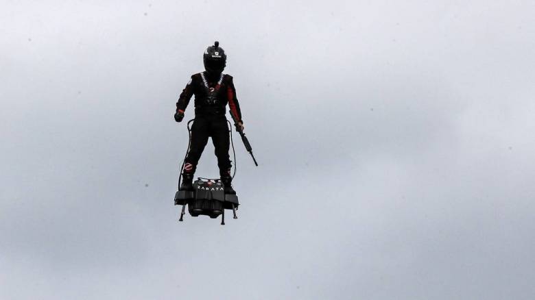 Γάλλος εφευρέτης «πέταξε» με flyboard την Ημέρα της Βαστίλης