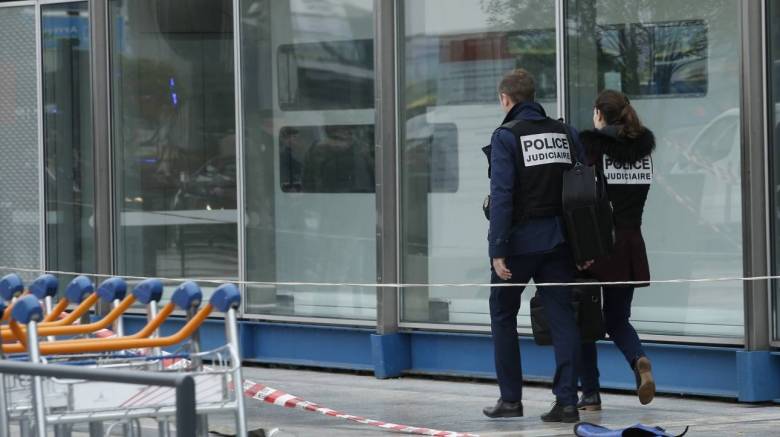 Τσακώθηκαν και η κοπέλα του τον... κατέδωσε στην αστυνομία για κατοχή μαχαιριού!