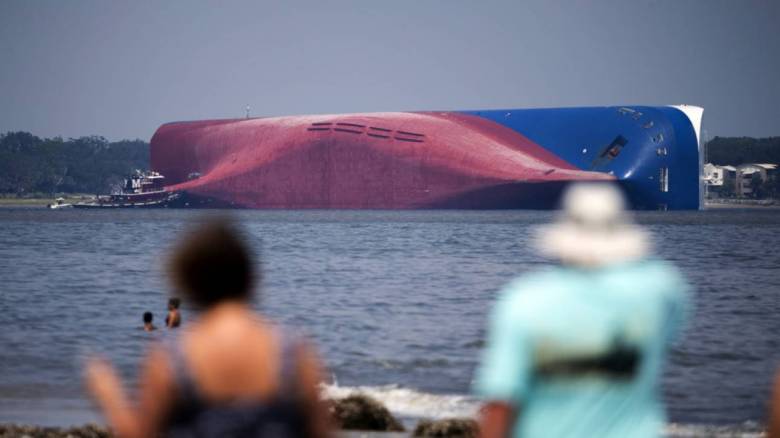 Τζόρτζια: Μεγάλη επιχείρηση διάσωσης των ναυτικών φορτηγού πλοίου που πήρε κλίση 90 μοιρών