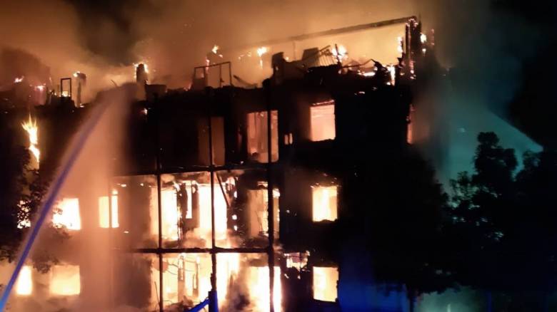 Λονδίνο: Υπό έλεγχο η μεγάλη φωτιά που ξέσπασε σε πολυκατοικία