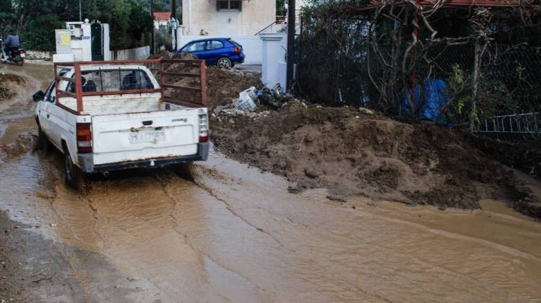 Πλημμύρες, λάσπη και καταστροφές: Προβλήματα από την κακοκαιρία σε όλη τη χώρα