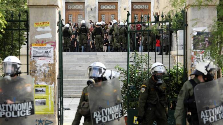 Επεισόδια και χημικά στην ΑΣΟΕΕ: Δύο τραυματίες αστυνομικοί και τρεις προσαγωγές