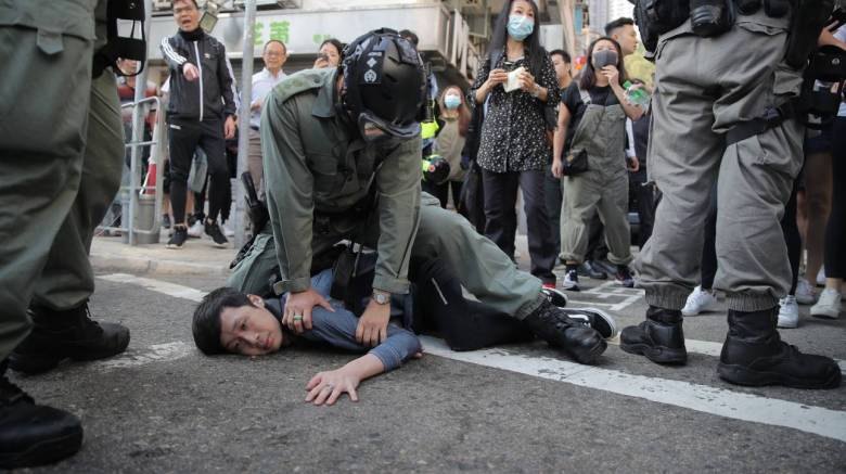 Βίντεο-σοκ: Αστυνομικός πυροβολεί διαδηλωτή στο Χονγκ Κονγκ