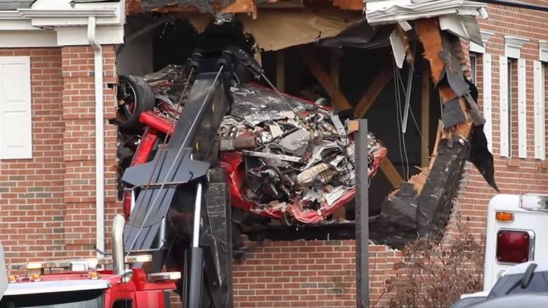 ΗΠΑ: Porsche «καρφώθηκε» στον δεύτερο όροφο κτηρίου - Νεκροί οι επιβαίνοντες