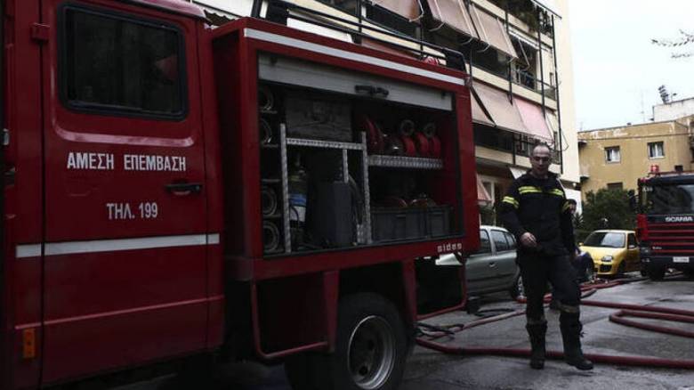 Υπό μερικό έλεγχο πυρκαγιά σε κτήριο στην Ερμού