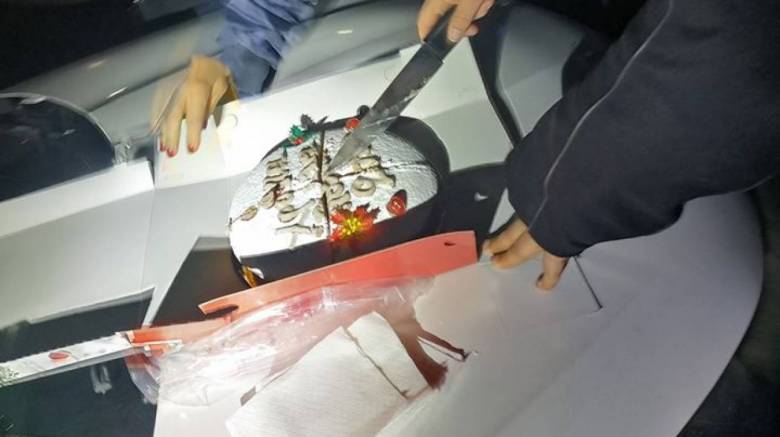 Αγρίνιο: Αστυνομικοί εν ώρα υπηρεσίας έκοψαν βασιλόπιτα στο περιπολικό