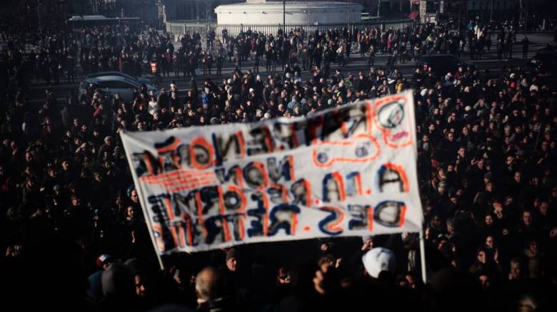 Γαλλία: Με κλιμάκωση των απεργιών απειλούν τα συνδικάτα