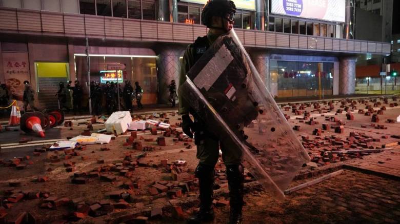 Σκηνές χάους στο Χονγκ Κονγκ: Δακρυγόνα και μολότοφ σε φιλοδημοκρατική διαδήλωση