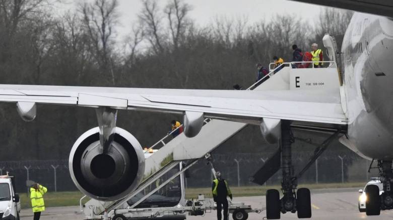 Κοροναϊός: Επέστρεψε στην Ευρώπη ένας από τους Έλληνες που είχαν εγκλωβιστεί στην Κίνα