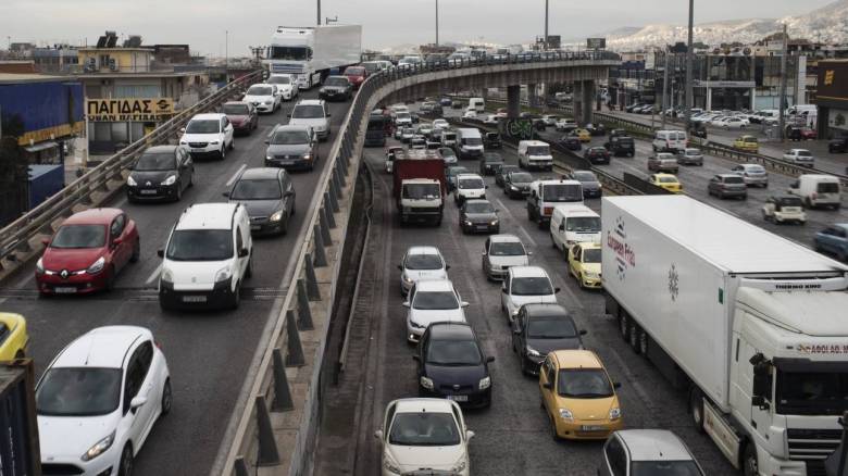 Τέλη κυκλοφορίας: Τα σενάρια που εξετάζει το υπουργείο Οικονομικών