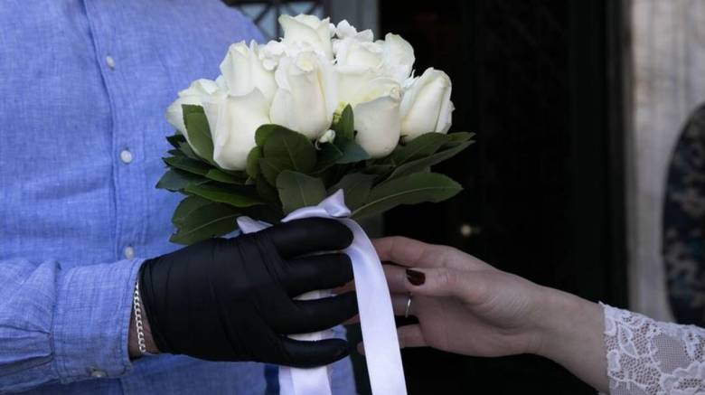 Γάμος εν μέσω κορωνοϊού: Χορός με γάντια και μαντήλια και... live streaming για τους ευπαθείς