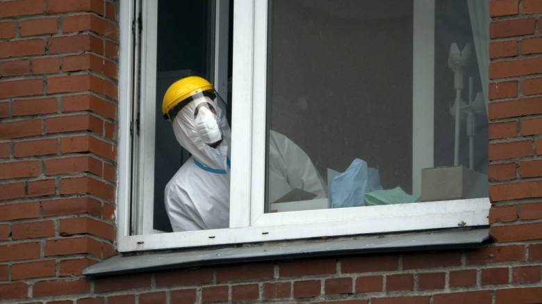 Κορωνοϊός – Ρωσία: Μυστήριο μετά την πτώση τριών γιατρών από παράθυρα νοσοκομείων