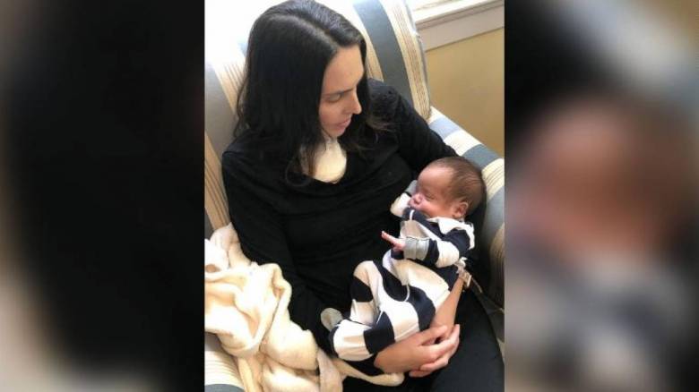 ΗΠΑ: Γέννησε ενώ ήταν σε κώμα λόγω κορωνοϊού - Είδε το μωρό της πέντε εβδομάδες μετά