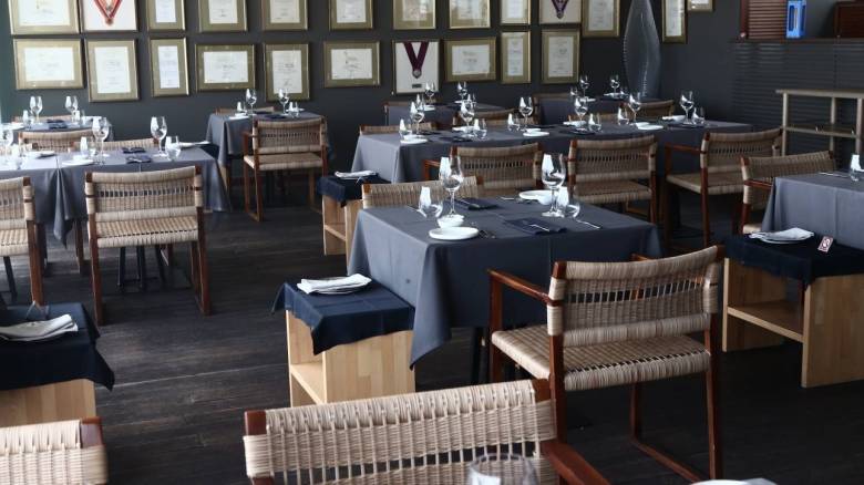 Άρση μέτρων: Ανοίγουν οι εσωτερικοί χώροι της εστίασης - Πώς θα λειτουργούν οι παραλίες