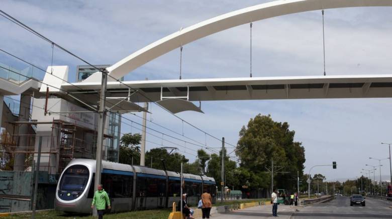 Τοποθετήθηκε η νέα πεζογέφυρα στην Ποσειδώνος - Κανονικά η κυκλοφορία των οχημάτων