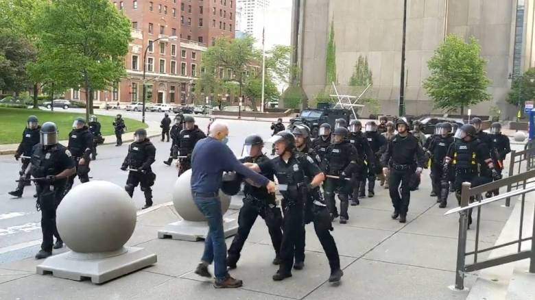 Μαζική παραίτηση αστυνομικών στο Μπάφαλο μετά την τιμωρία των δύο που έσπρωξαν τον 75χρονο