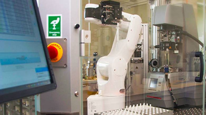 Έτοιμος να ριχτεί στη «μάχη»: Ρομποτικός χημικός κάνει μόνος του πειράματα