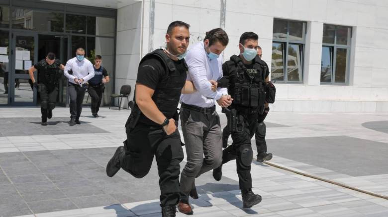 Δολοφονία Μακρή: Ξέσπασε η Βικτώρια Καρύδα στη δίκη κατά των δύο κατηγορουμένων