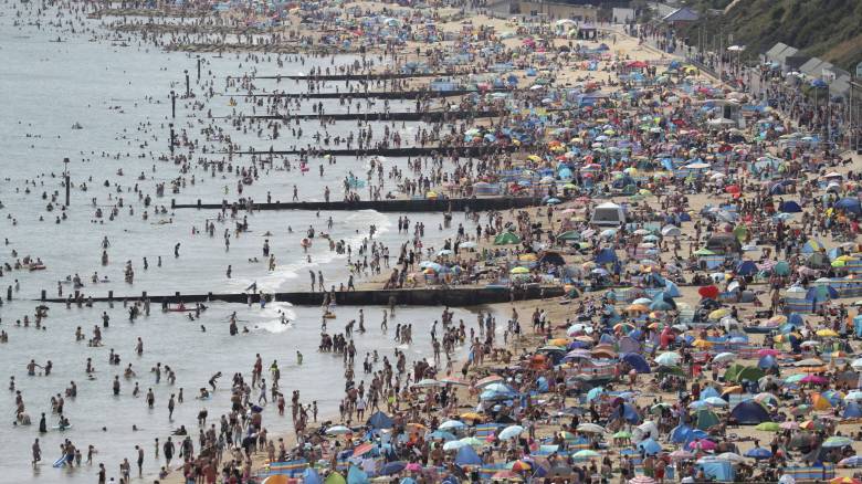 Κορωνοϊός: Στις παραλίες οι Ευρωπαίοι λόγω ζέστης – «Περίπατο» τα μέτρα προστασίας