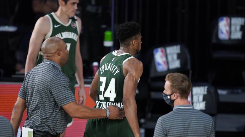 NBA: Μπελάδες για τον Αντετοκούνμπο μετά από κουτουλιά σε αντίπαλο