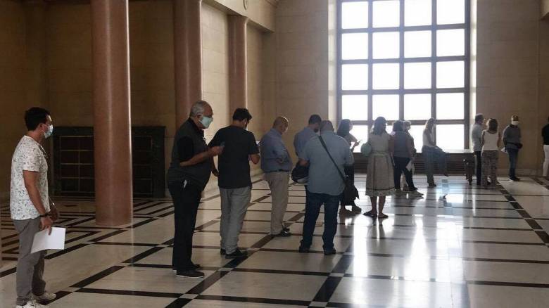 Κορωνοϊός: Ουρά για το τεστ μοριακού ελέγχου στη Βουλή