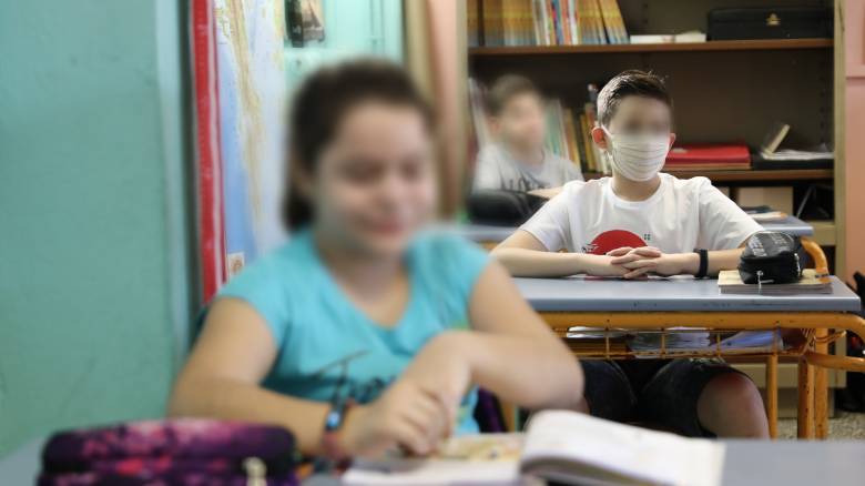 Κορωνοϊός: Ανησυχία για τα τριψήφια νούμερα, σενάρια για άνοιγμα σχολείων σε δύο φάσεις