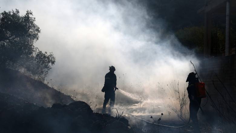 Φωτιά στα Καλύβια: Ολονύχτιος συναγερμός για αναζωπυρώσεις - Ειδική μέριμνα για τους πολίτες 