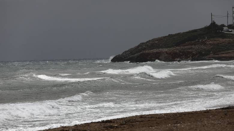 Κακοκαιρία «Ιανός»: Ακυβέρνητο σκάφος με 55 μετανάστες στον Κυπαρισσιακό Κόλπο