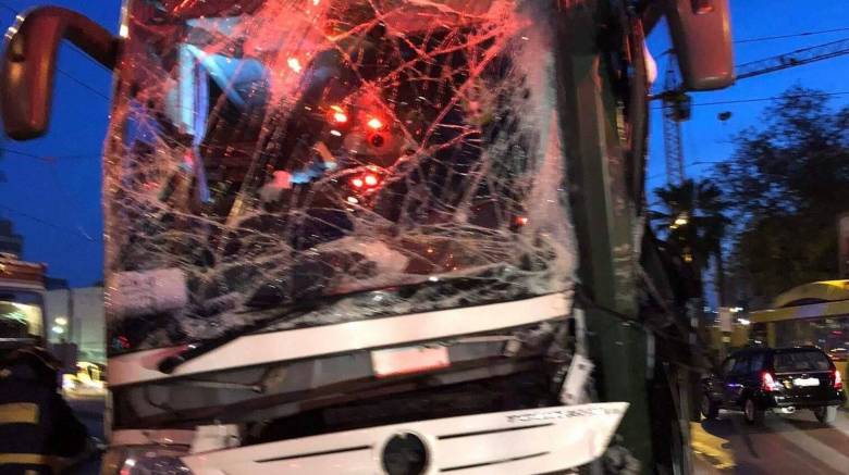 Τροχαίο στην Ακτή Μιαούλη: Τουριστικό λεωφορείο έπεσε πάνω σε κολώνα