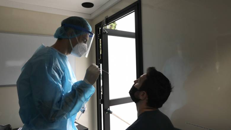 Κορωνοϊός: Κρούσματα στον Πειραιά έπειτα από rapid test