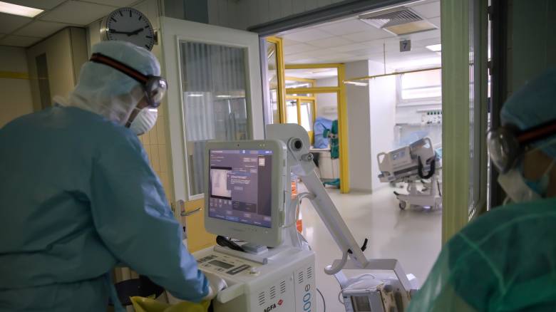 Κορωνοϊός: Θλιβερή πρωτιά με 98 διασωληνωμένους - Νέα μέτρα από Δευτέρα