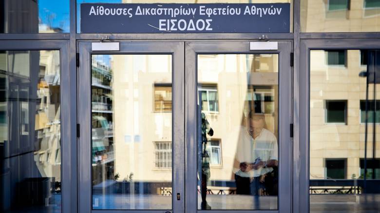 Δίκη Χρυσής Αυγής: Ποιον δείχνουν οι Αρχές ως βασικό ύποπτο για την αποστολή των φακέλων στην Έδρα