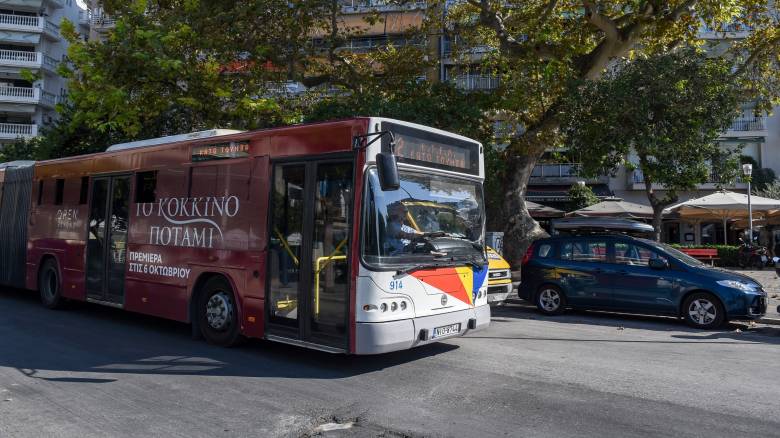 Απίστευτες εικόνες: «Βούλιαξε» δρόμος στο κέντρο της Θεσσαλονίκης