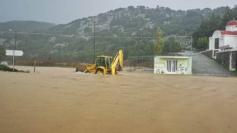 Ηράκλειο: Δρόμοι «ποτάμια» και καταστροφή καλλιεργειών σε Λασίθι και Καστέλι