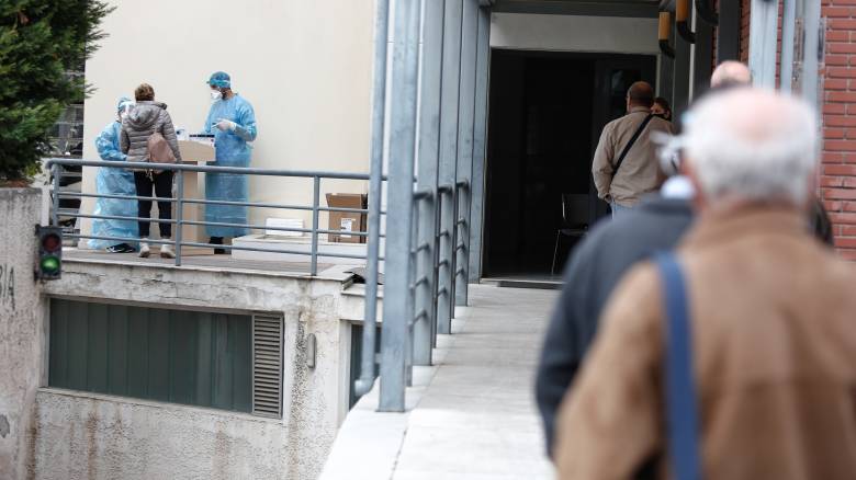 Κορωνοϊός: Ιδιαίτερα επιβαρυμένες Θεσσαλονίκη και Αττική - Η κατανομή κρουσμάτων