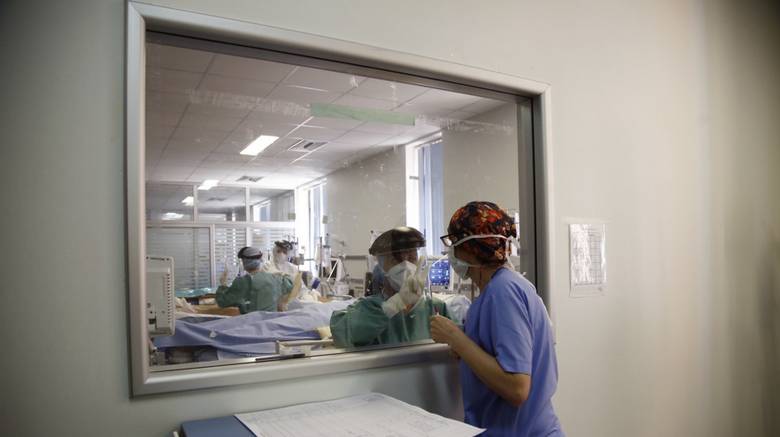 Κορωνοϊός: Νέο ρεκόρ με 443 διασωληνωμένους, 2.422 κρούσματα και 63 νεκρούς