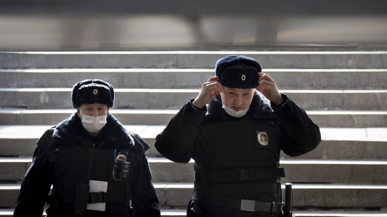 Αγία Πετρούπολη: Παραδόθηκε ο ένοπλος με τσεκούρι που κρατούσε τα έξι παιδιά του ομήρους