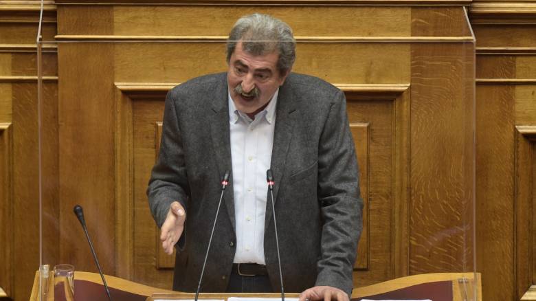 Πολάκης: Μην ποντάρετε όλα τα λεφτά στα εμβόλια, να εγκριθούν νέες θεραπείες