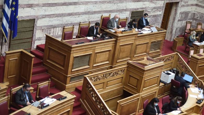 Αντιδράσεις για τις τροπολογίες για τον εμβολιασμό και τη διαφήμιση - Αποχώρησε η αντιπολίτευση