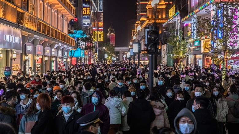 Γουχάν: Στους δρόμους γιόρτασαν την Πρωτοχρονιά οι κάτοικοι της πόλης απ' όπου ξεκίνησε η πανδημία