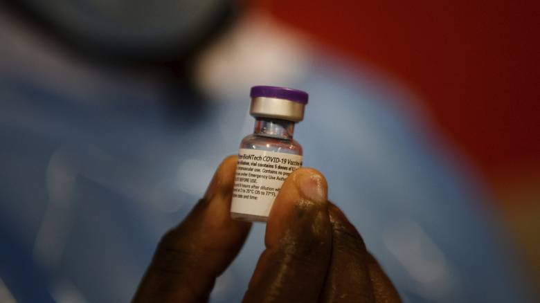 Κορωνοϊός: Οι ιδρυτές της BioNTech προειδοποιούν για κενά στις παραδόσεις του εμβολίου της εταιρείας