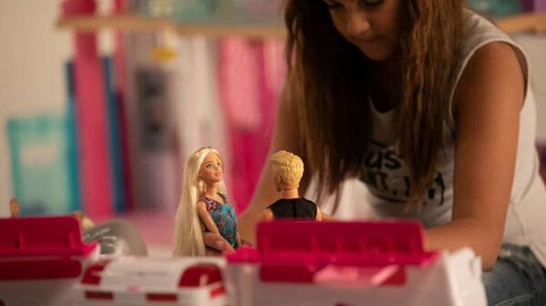 The DOLLcumentary: Τι πρέπει να προσέχουν οι γονείς στο παιχνίδι των παιδιών τους;