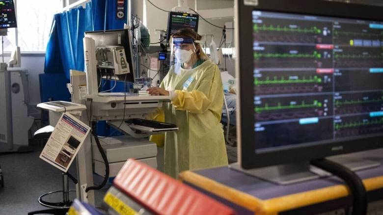 Θεσσαλονίκη: Δώρισαν μηχανήματα σε ΜΕΘ στη μνήμη φίλου τους που χάθηκε από κορωνοϊό