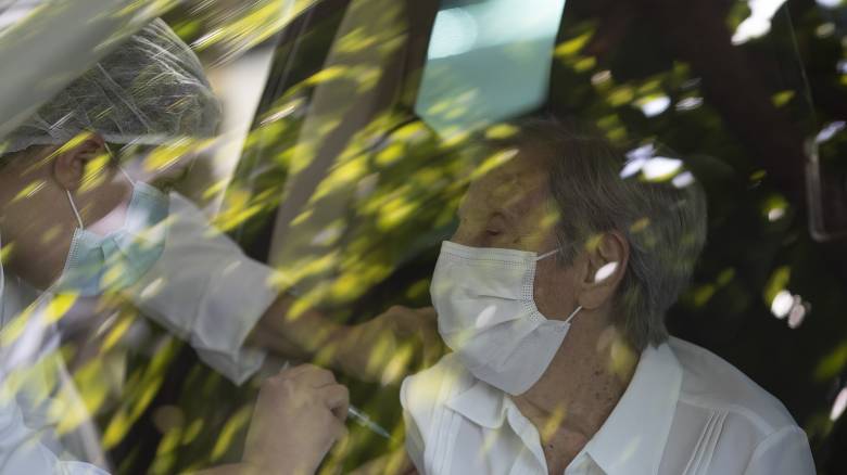 Covid-19: Πάνω από 100 εκατ. δόσεις εμβολίων έχουν χορηγηθεί σε όλο τον κόσμο