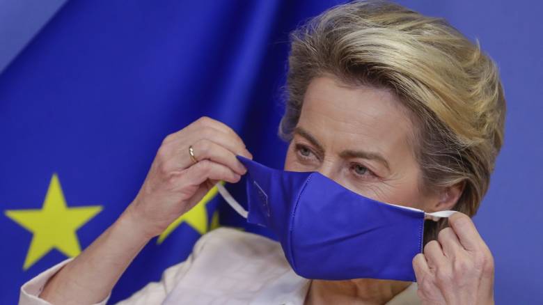 Κορωνοϊός - Φον ντερ Λάιεν: Υπεραμύνεται της ευρωπαϊκής στρατηγικής εμβολιασμού