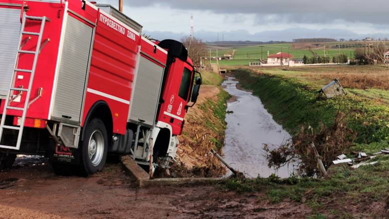 Αλεξανδρούπολη: «Ράγισαν» καρδιές στην κηδεία του αρχιπυροσβέστη Ιωάννη Ζαφειρόπουλου