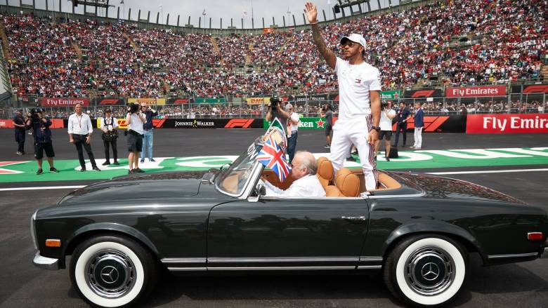 O Lewis Hamilton θα συνεχίσει να οδηγεί για τη Mercedes στη Φόρμουλα 1