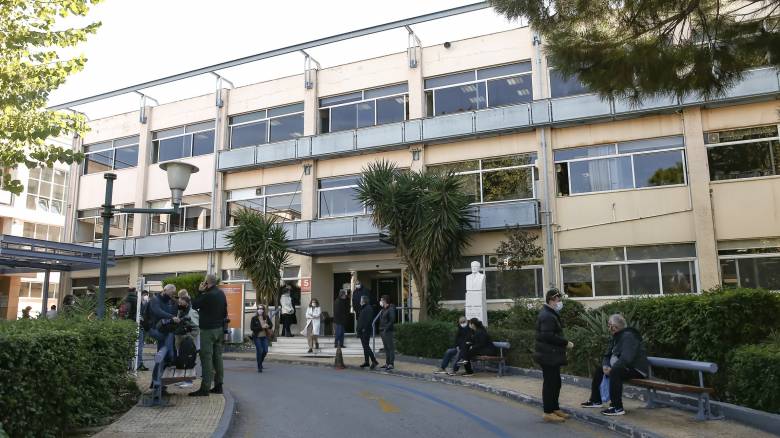 Κορωνοϊός: Συναγερμός στο «Γεννηματάς» για δεκάδες κρούσματα σε υγειονομικούς