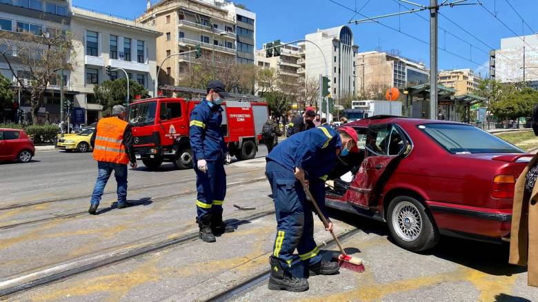 Νέος Κόσμος: Σύγκρουση τραμ με ΙΧ - Επιχείρηση απεγκλωβισμού του οδηγού